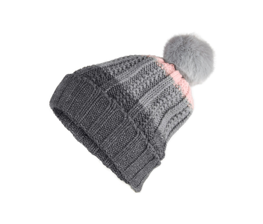 Graue Strickmütze.
