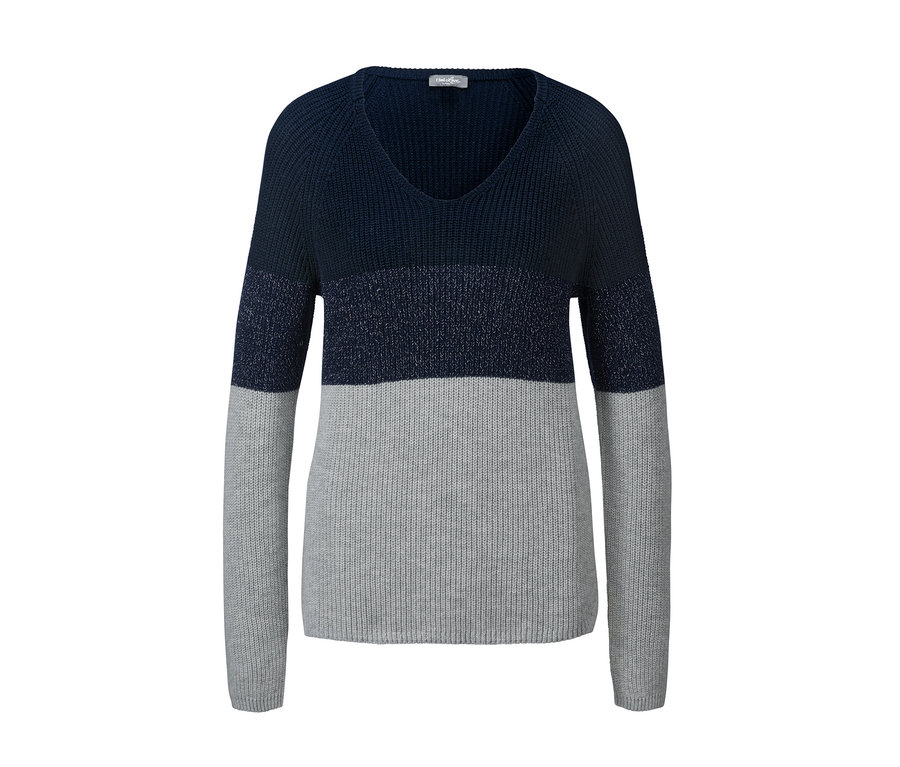 Ein blau-grauer Strickpullover mit V-Ausschnitt.