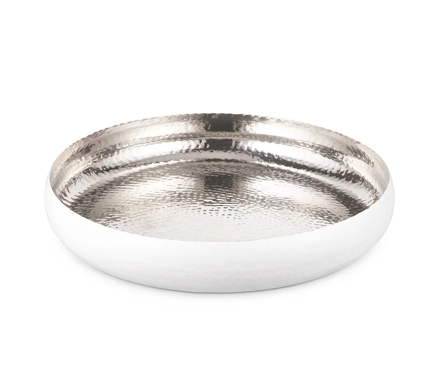Silbernes Tablett in gehämmerter Optik.