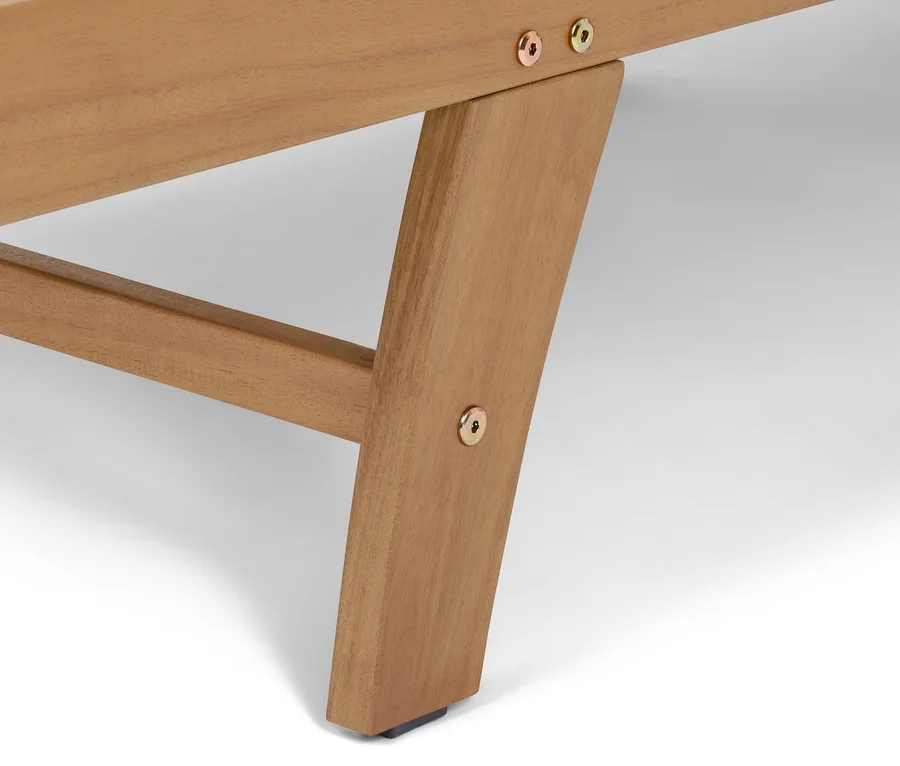 Detailaufnahme des Holzfußes der Liege »Lenja«.