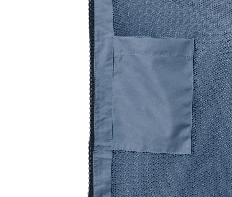 Detailansicht einer blauen Unisex-Regenjacke mit Tasche und Reißverschluss.