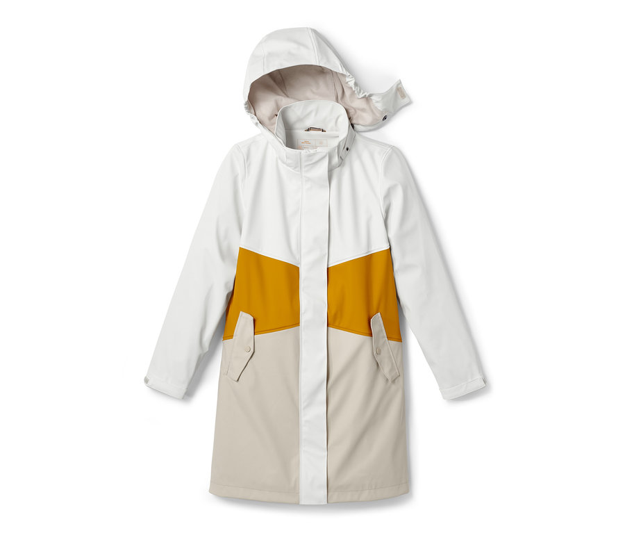 Weißer, gelber und beiger Regenparka »Friesennerz« mit Kapuze.