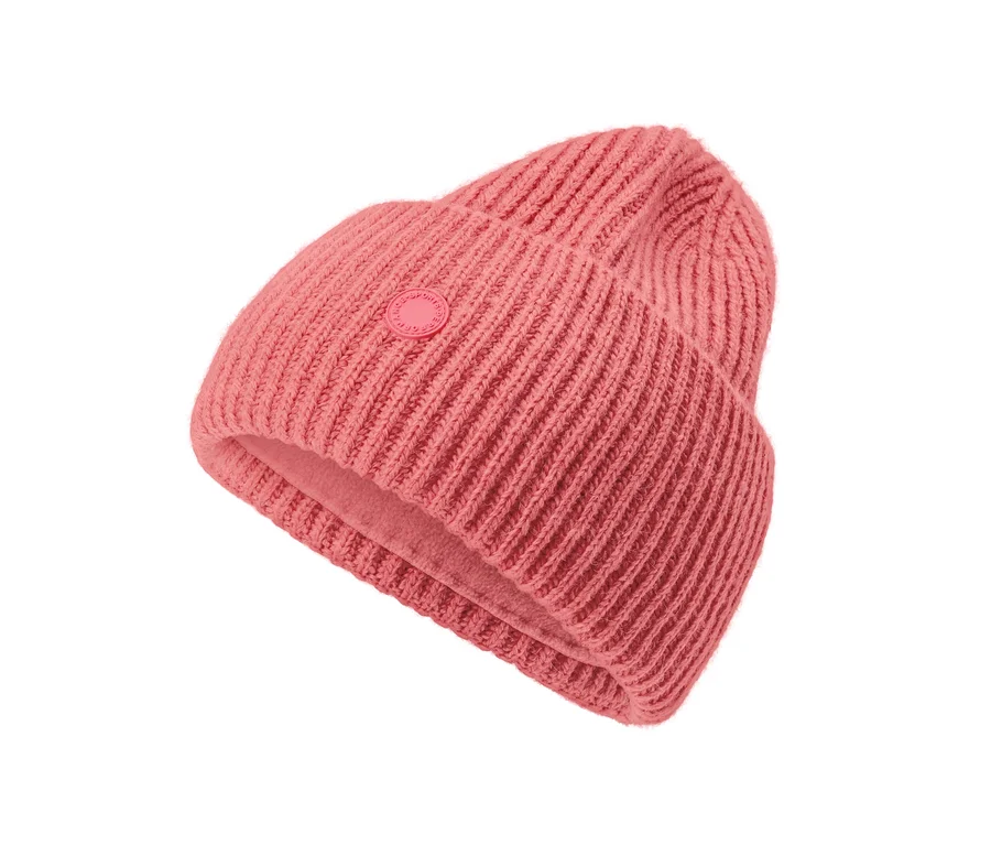 Roséfarbene Strickmütze.