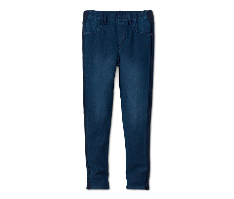Eine blaue Stretch-Jeans liegt auf einem weißen Hintergrund.