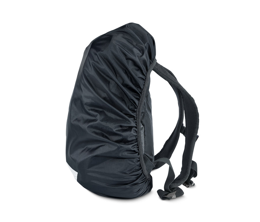 Ein Rucksack mit einer schwarzen Rucksack-Regenschutzhülle.