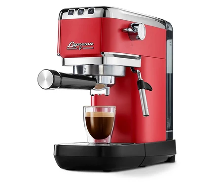 Eine rote »Lapressa« Siebträgermaschine mit einer Tasse Kaffee.