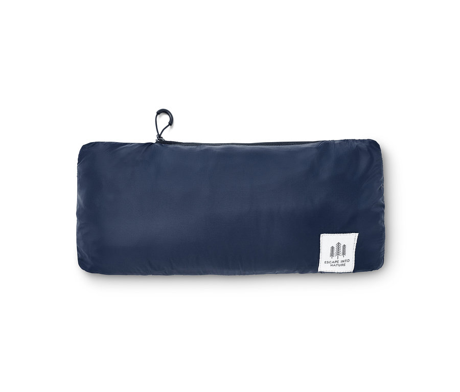 Eine verpackte, dunkelblaue Steppweste.