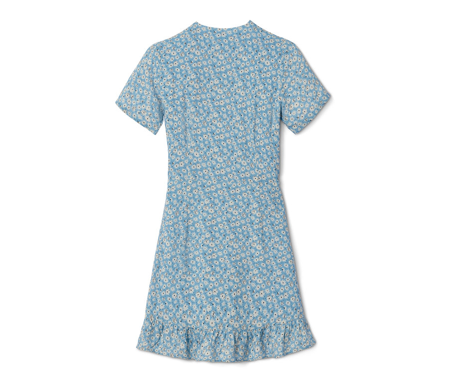 Blaues Wickelkleid mit Blumenmuster.