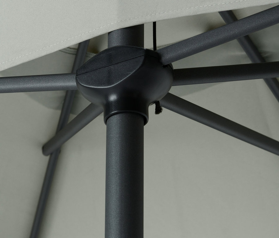 Detailaufnahme eines halben Sonnenschirms mit grauem Stoff und dunkelgrauem Gestell.
