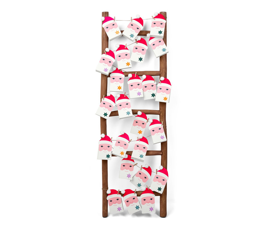 DIY-Adventskalender-Set hängt an einer Holzleiter.