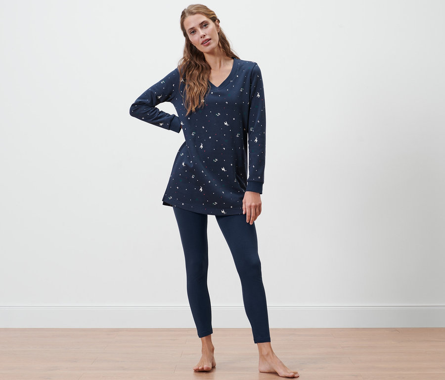 Frau posiert in Leggings-Pyjama.