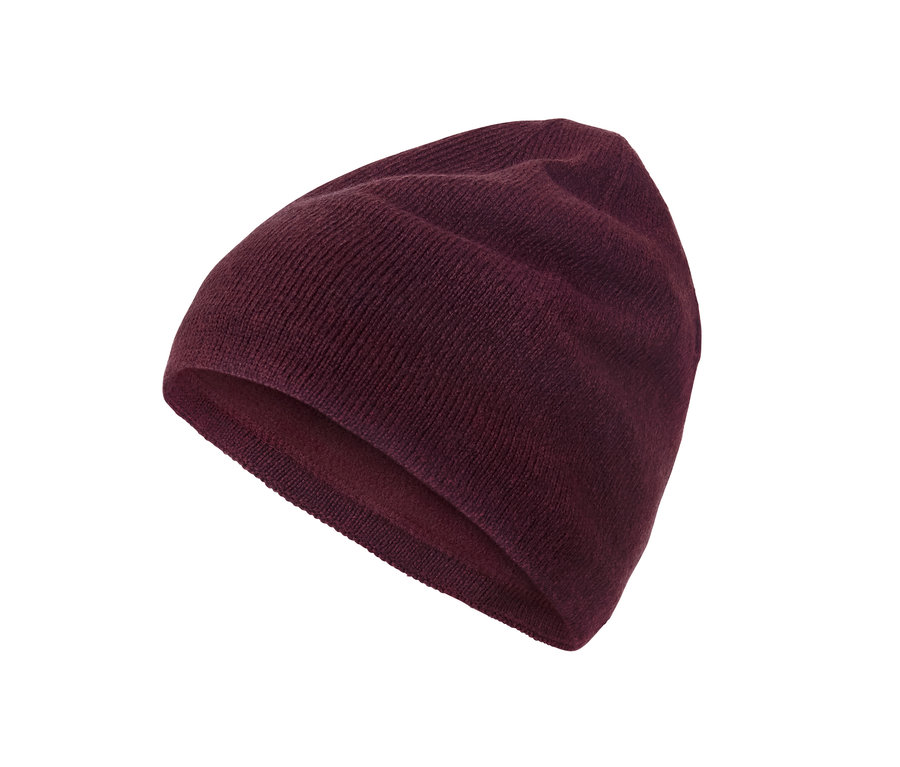 Eine weinrote Strickmütze auf weißem Hintergrund.
