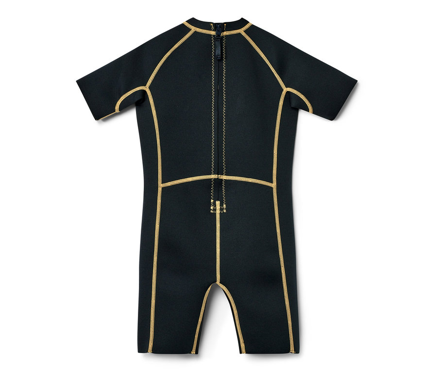 Schwarzer Kinder-Neoprenanzug mit kurzen Ärmeln und goldenen Ziernähten.