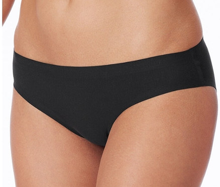 Unterleib und Oberschenkel einer Person, die einen schwarzen SCHIESSER invisible Rio-Slip mit Baumwolle trägt.