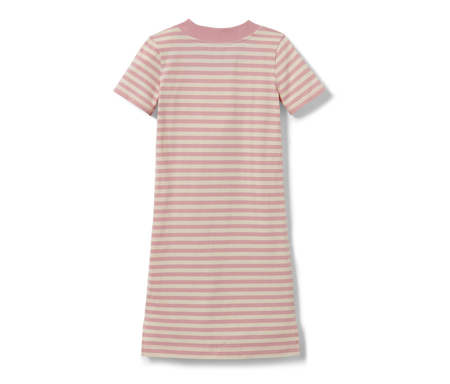 Ein Kinder-Jerseykleid mit rosa- und cremefarbenen horizontalen Streifen.