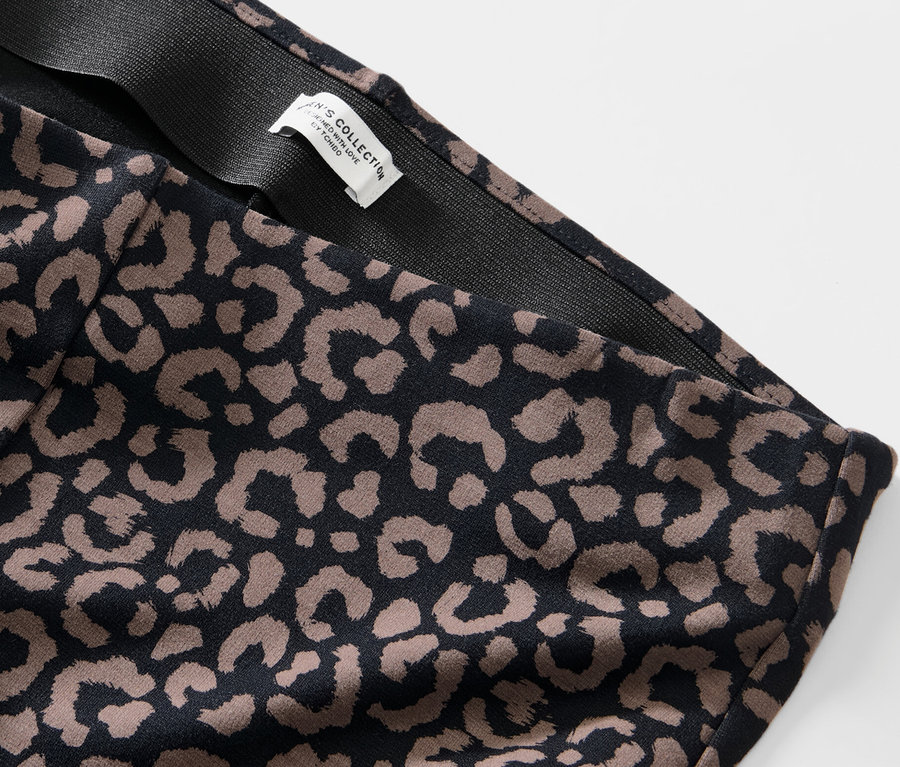 Detailansicht einer bedruckten Heavy-Leggings.