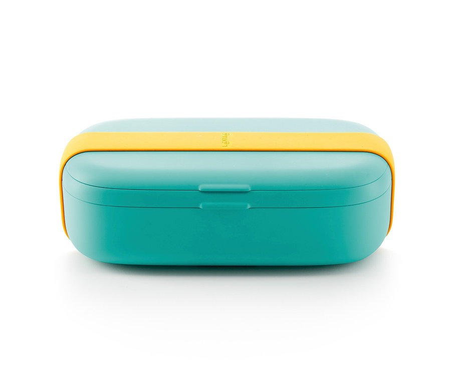 Ein geschlossenes Lunch-Box-Set mit Besteck in Türkis mit gelbem Band.