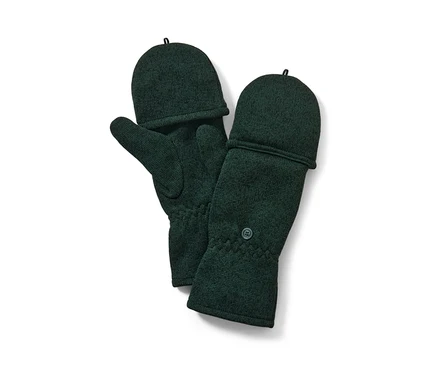 Grüne Strickfleece-Klappfäustlinge liegen nebeneinander.