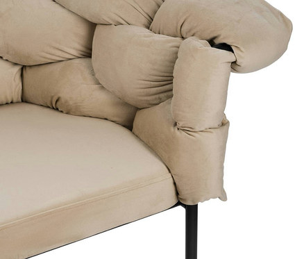Detailansicht des creme Eglo 2er-Sofas »Manambolosy« mit Armlehne und schwarzen Beinen.