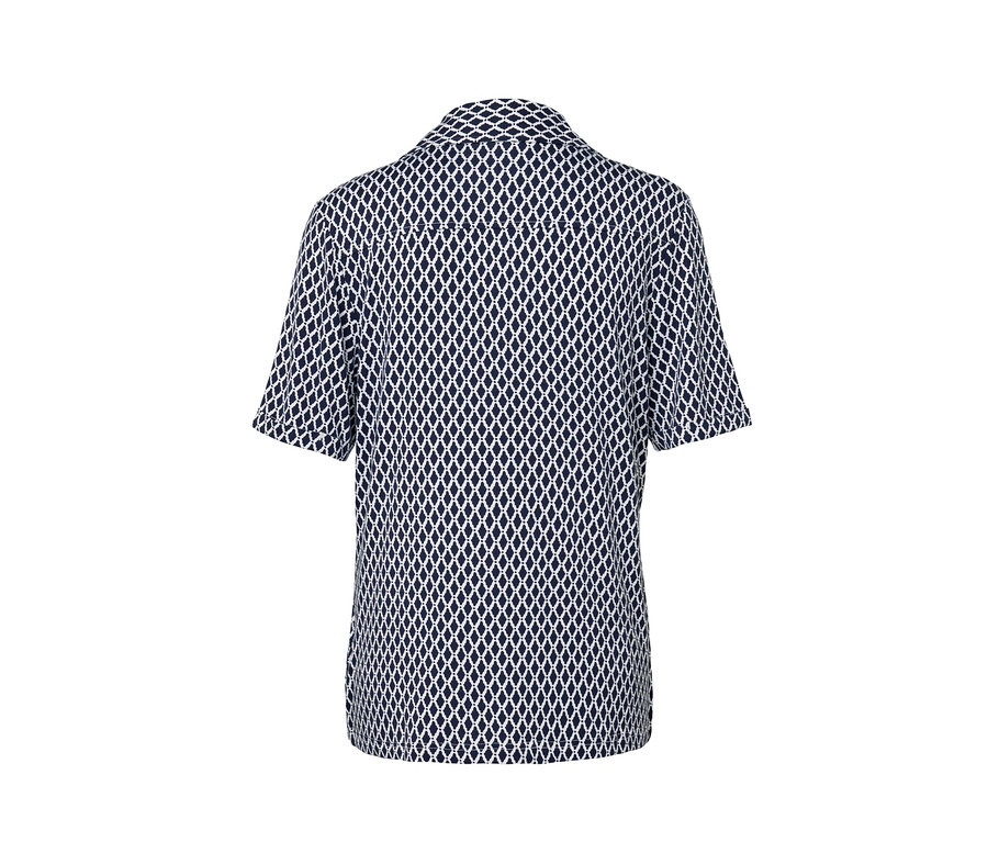 Detailansicht der Rückseite eines bedruckten Blusenshirts mit Knopfleiste.