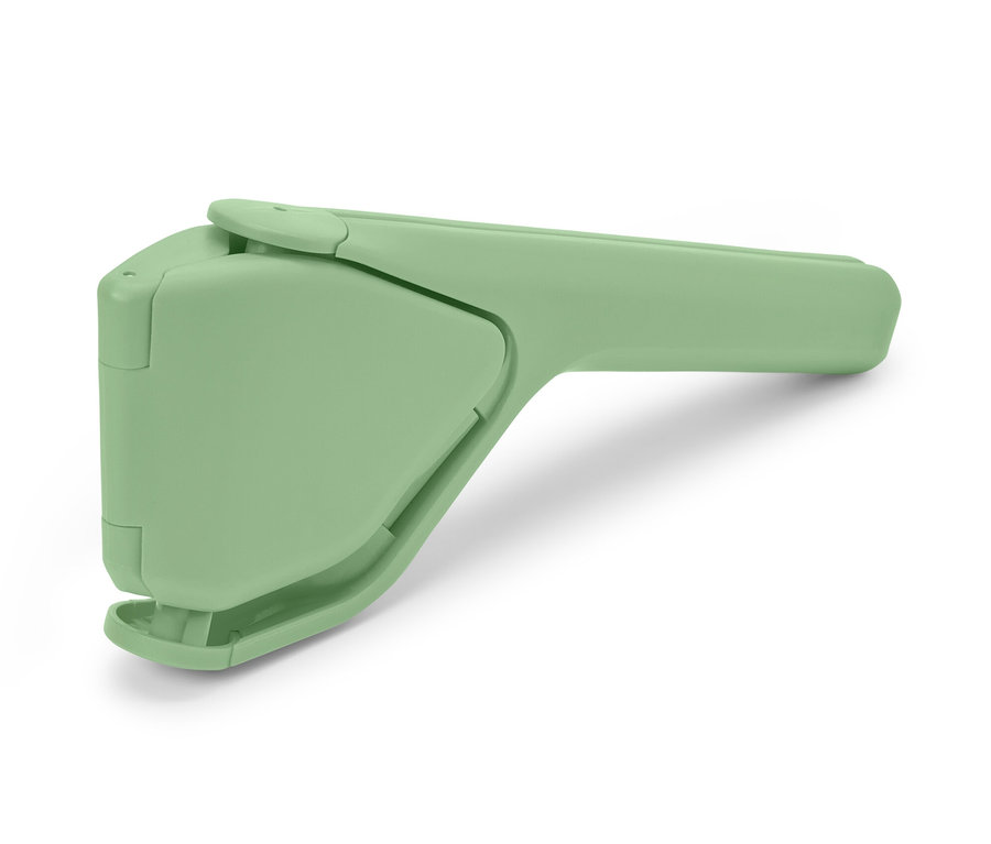 Eine grüne Platzspar-Zitruspresse auf weißem Hintergrund.