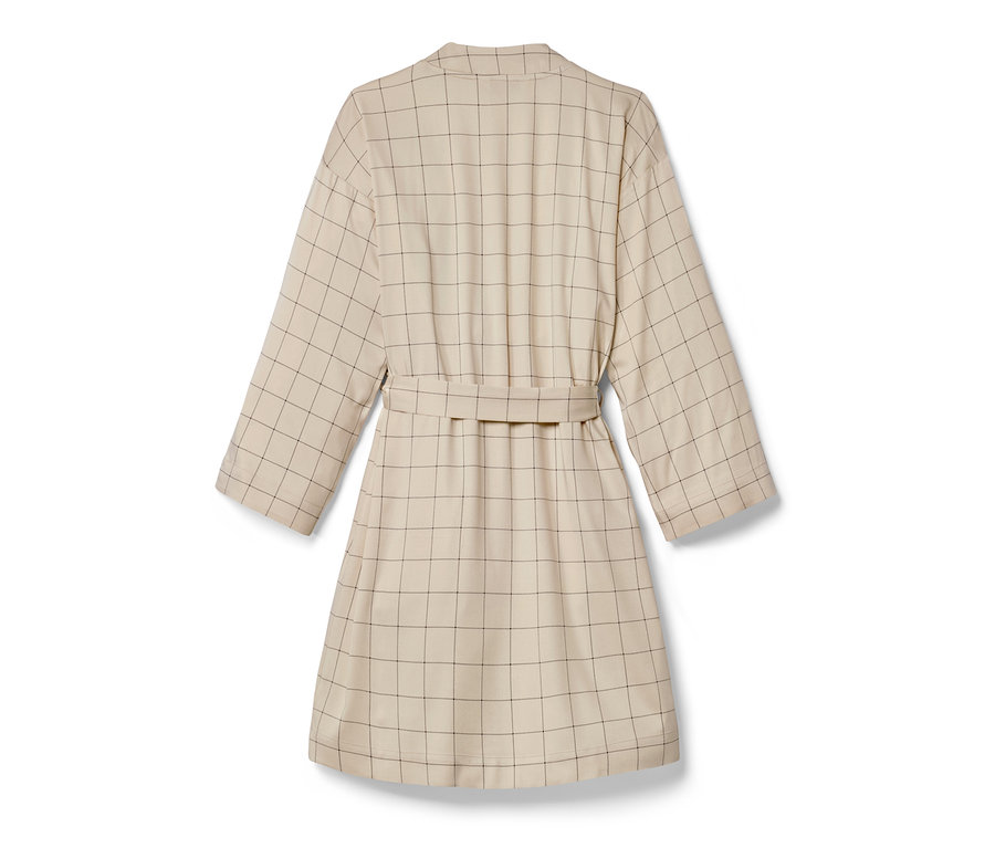 Beiger Morgenmantel mit Karomuster.