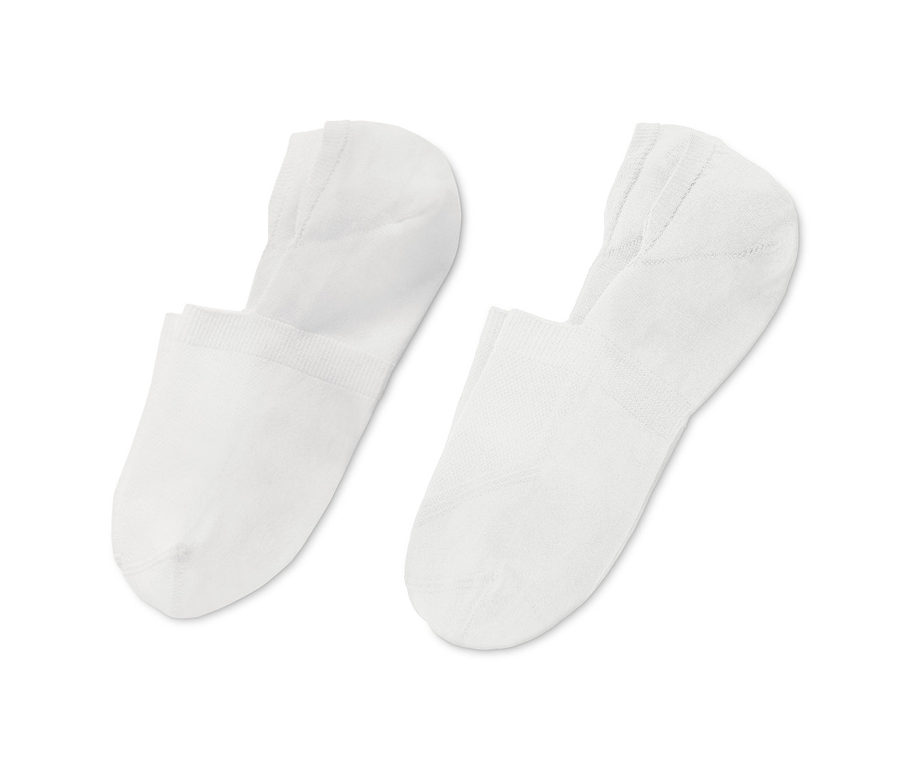 Zwei Paar weiße Sport-Füßlinge liegen auf weißem Grund.