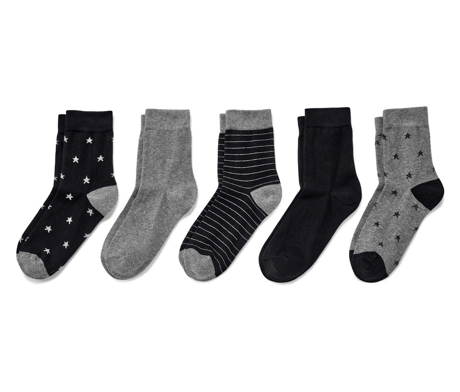 Fünf Paar Socken in verschiedenen Farben und Mustern.