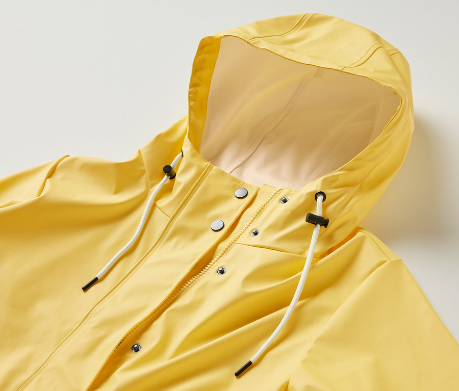 Gelber Regenparka »Friesennerz« mit Kapuze, Reißverschluss und Knöpfen.