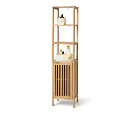 Hohes Ordnungsregal im skandinavischen Design mit offenen Regalen und einem Schrankfach. Auf den Regalen stehen Körbe und Flaschen.