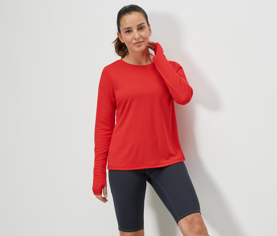 Frau posiert in rotem Funktionsshirt.