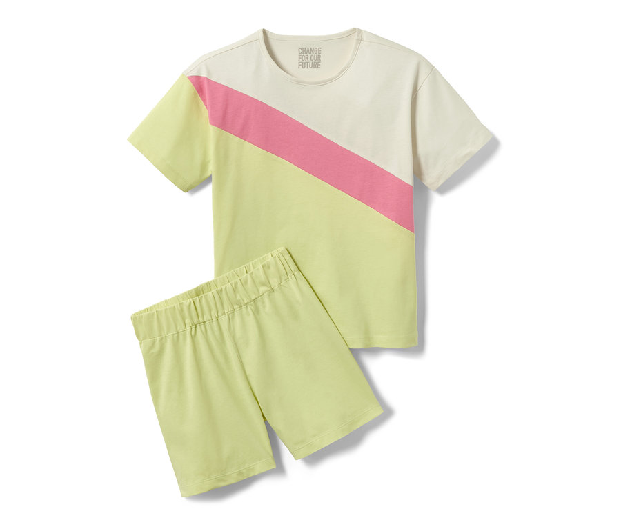 Ein Kinder-Pyjama, bestehend aus einem kurzärmeligen Oberteil und hellgrünen Shorts.