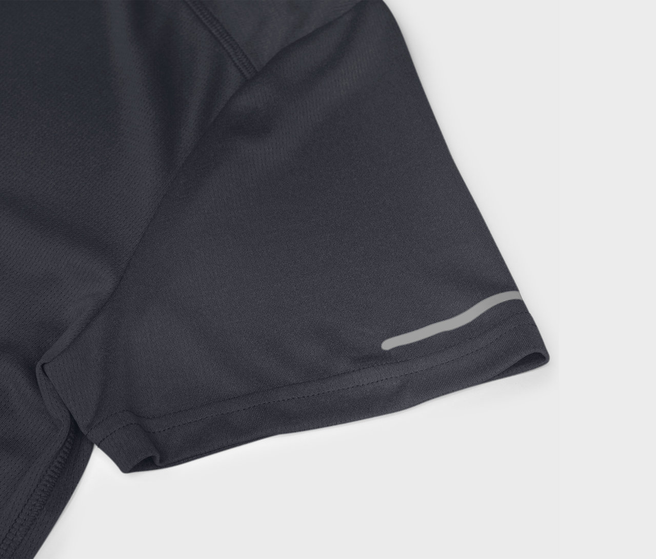 Detailaufnahme eines marineblauen Kurzarm-Sportshirts mit reflektierendem Streifen.