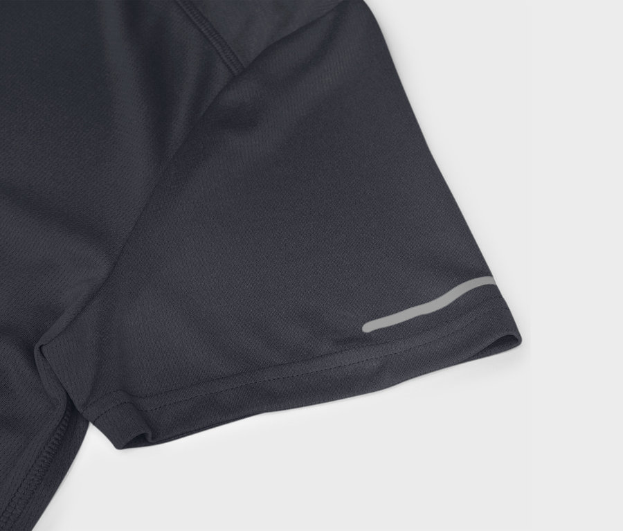 Detailaufnahme eines marineblauen Kurzarm-Sportshirts mit reflektierendem Streifen.