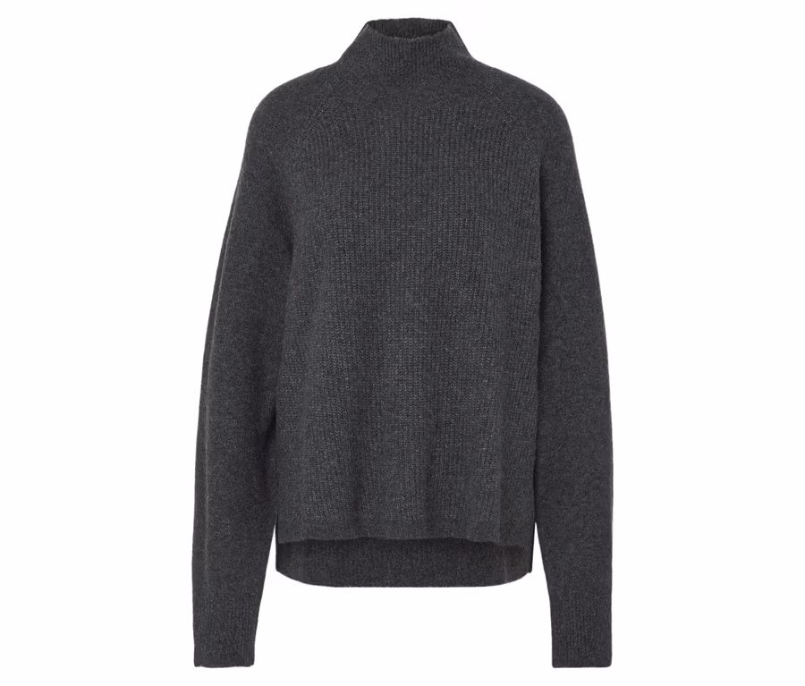 Grauer Strickpullover mit Rollkragen.