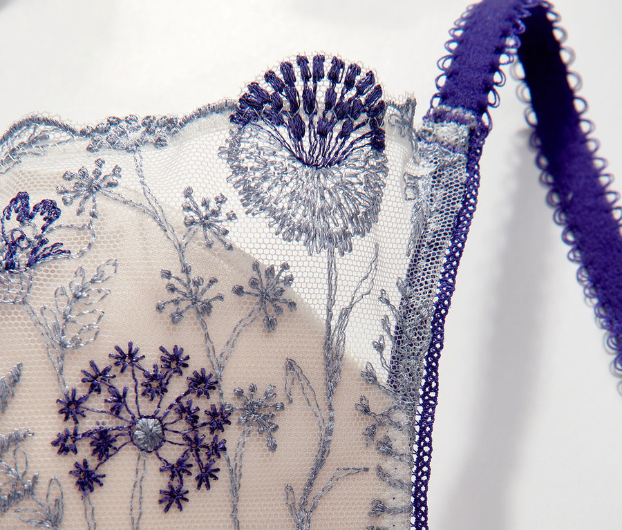 Detailansicht des Passionata Wired Plunge BH »Chloe« mit blauer Blumenstickerei.