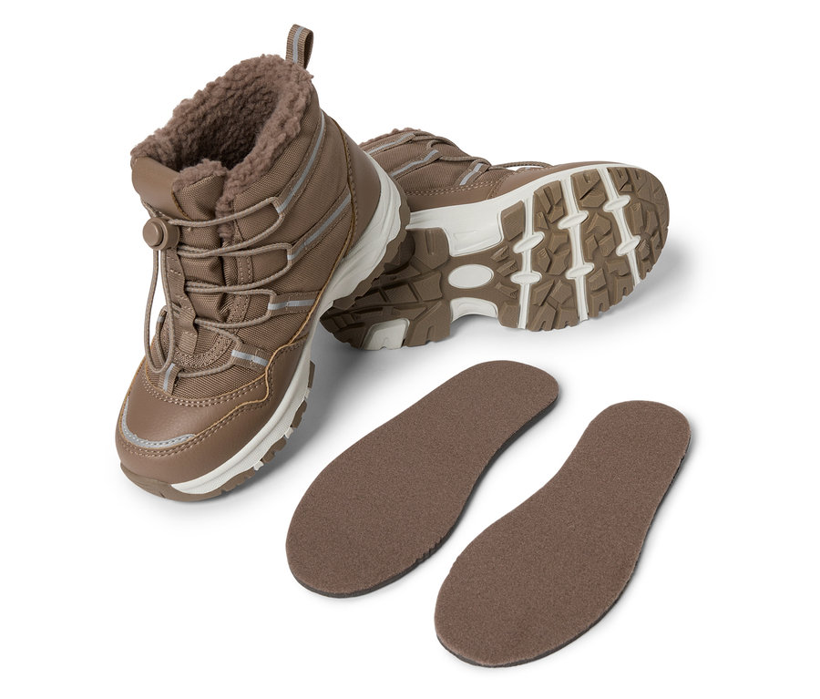 Zwei braune Stiefel mit Schuheinlagen.