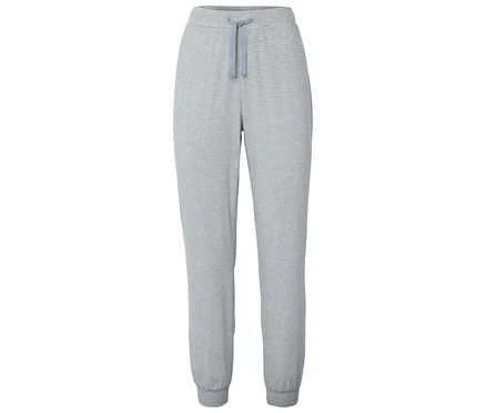 Grau-weiß gestreifte Pyjamahose.