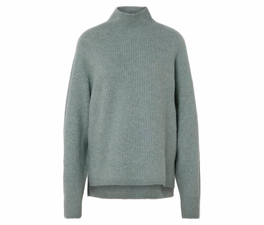 Hellblauer Rollkragenpullover.