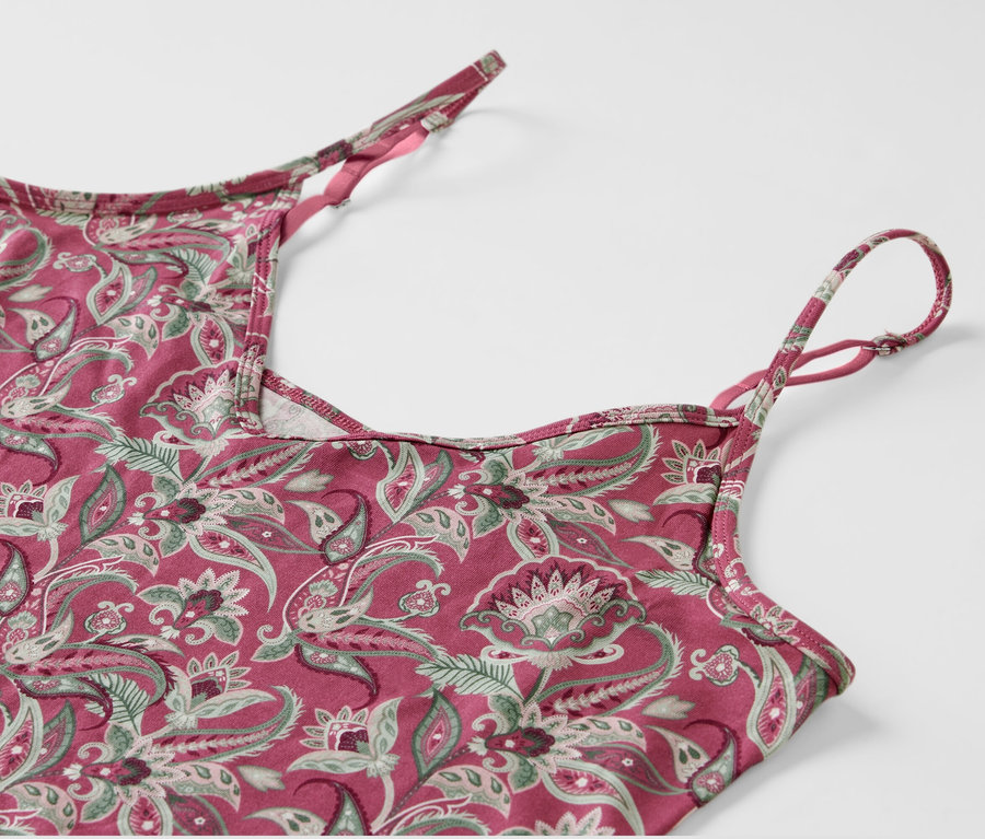 Detailaufnahme eines Trägernachthemds mit Paisley-Muster.