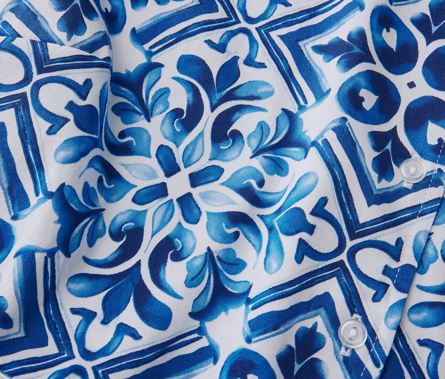 Detailaufnahme eines bedruckten Midikleids.