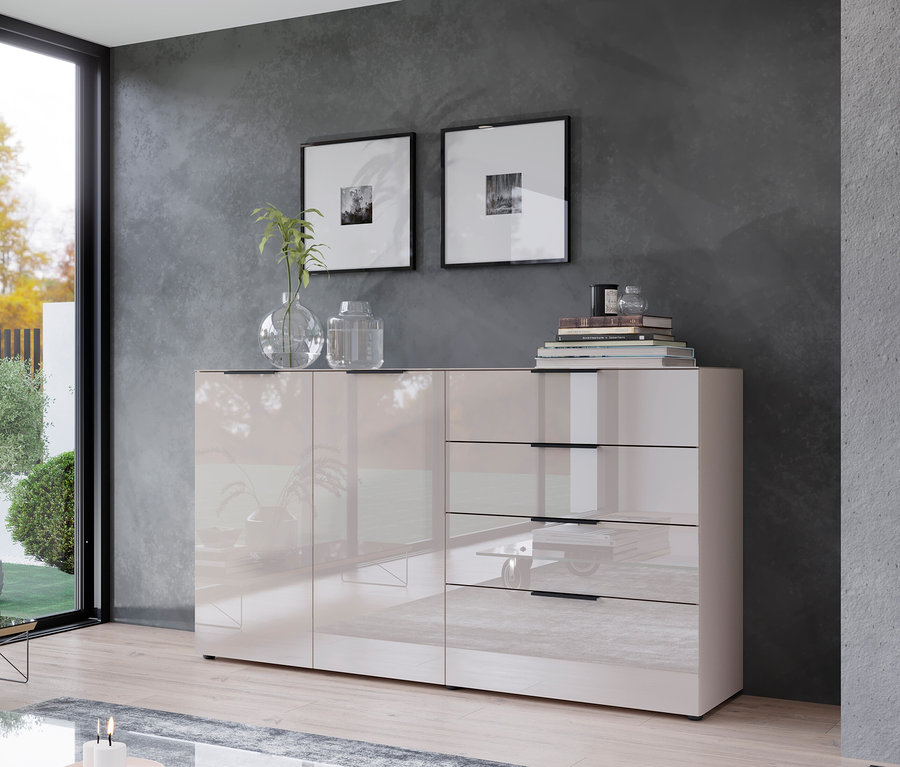 Wohnzimmer mit einem verglasten Sideboard »Oakland« mit zwei Türen und vier Schubladen in Kaschmir.