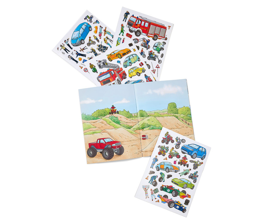 Geöffnetes Buch mit einem Bild einer Landschaft und Aufklebern von Autos, Motorrädern und Menschen.