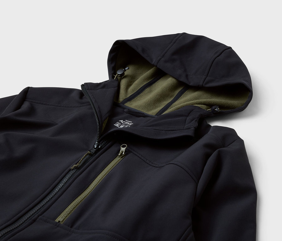 Schwarze Kapuzenjacke mit olivgrünem Futter.