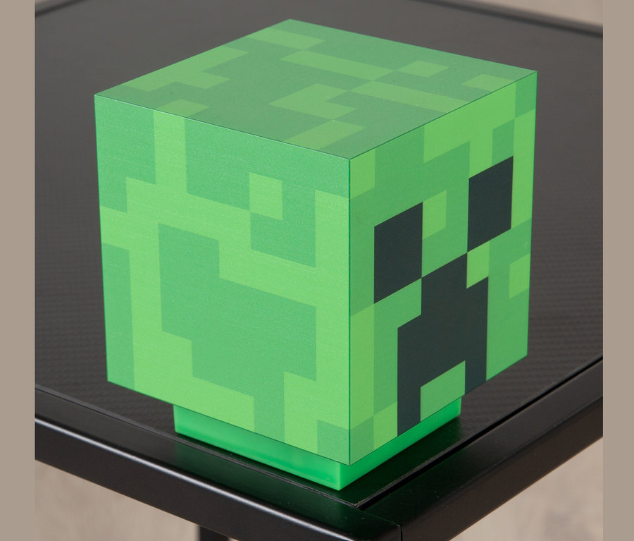 Minecraft LED Dekoleuchte, Creeper, auf einem schwarzen Tisch.