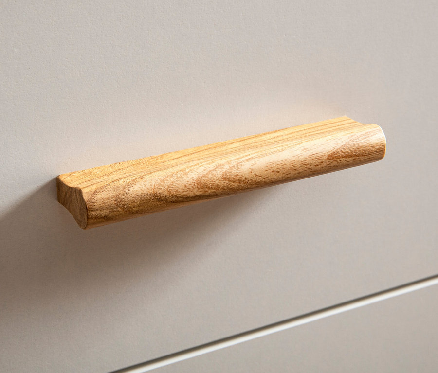 Detail einer Schublade mit Holzgriff des Schreibtischs »Torge«, matt weiß.