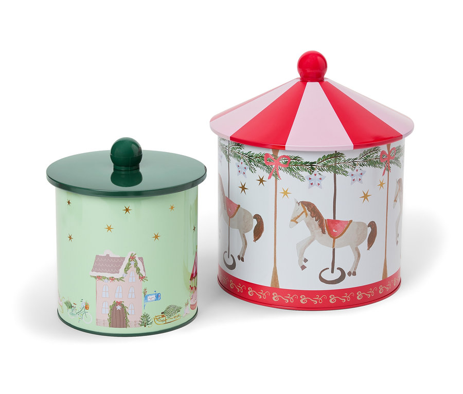 Zwei Blechdosen mit Weihnachtsmotiven, eine mit einem Haus und die andere mit einem Karussellpferd.
