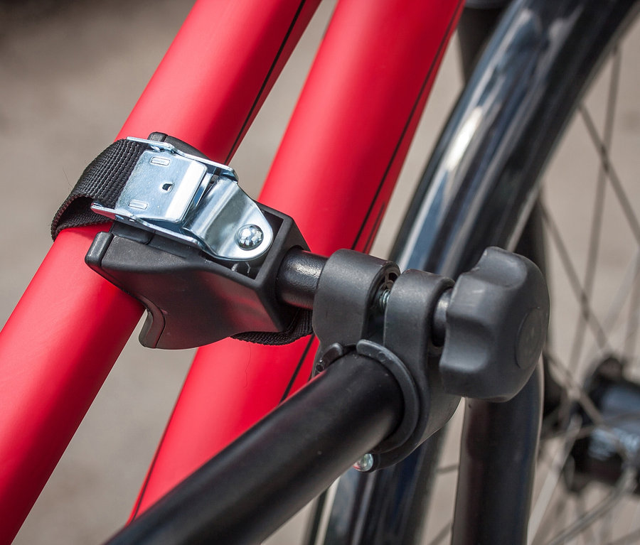 Detail der Befestigung des EAL Fahrradträgers »CROW 1« an einem roten Fahrradrahmen.