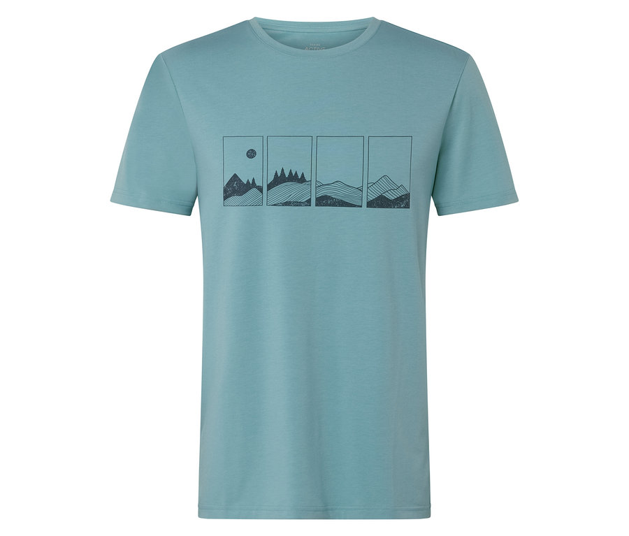 Hellblaues T-Shirt mit vier Berglandschaftsbildern auf der Vorderseite.