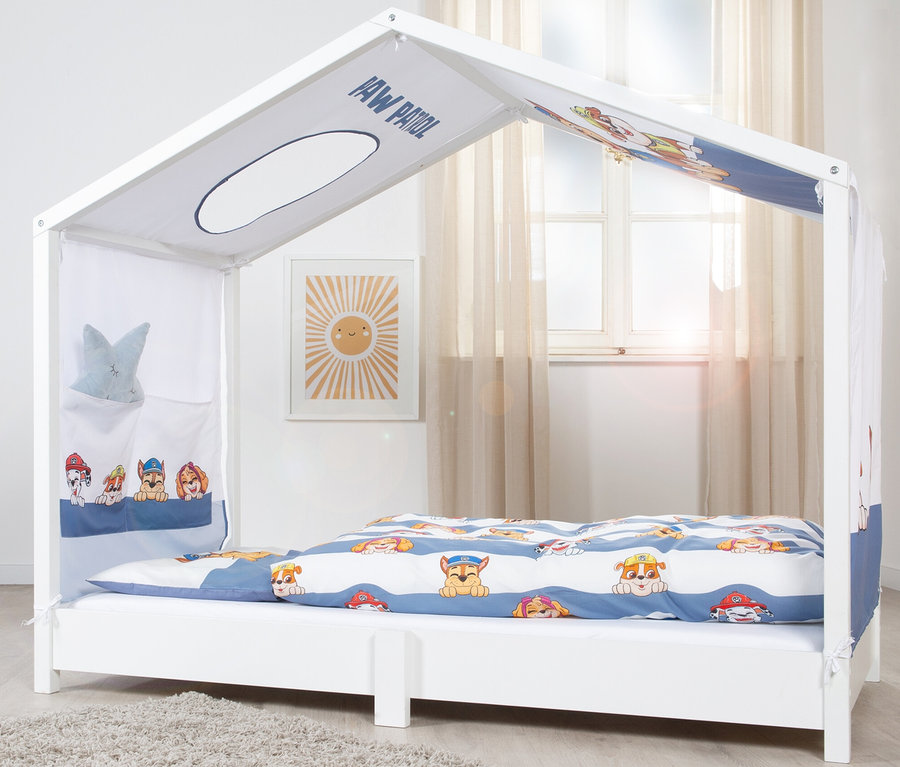Weißes Himmelbett mit Paw Patrol Bettwäsche und Stofftasche hängt an der Seite.